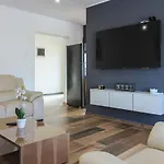 Modern Maeni With Private Pool In Villa *