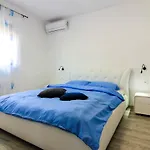 Modern Maeni With Private Pool In Villa *