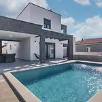 Modern Maeni With Private Pool In * Pula