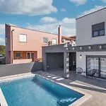 Modern Maeni With Private Pool In *