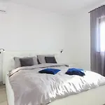 Modern Maeni With Private Pool In *