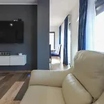 Modern Maeni With Private Pool In
