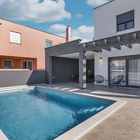 Modern Maeni With Private Pool In Пула
