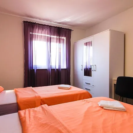 Modern Maeni With Private Pool In Pula