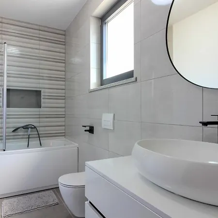 Modern Maeni With Private Pool In Пула