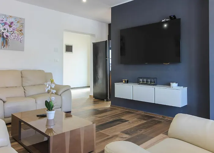 Modern Maeni With Private Pool In Villa *