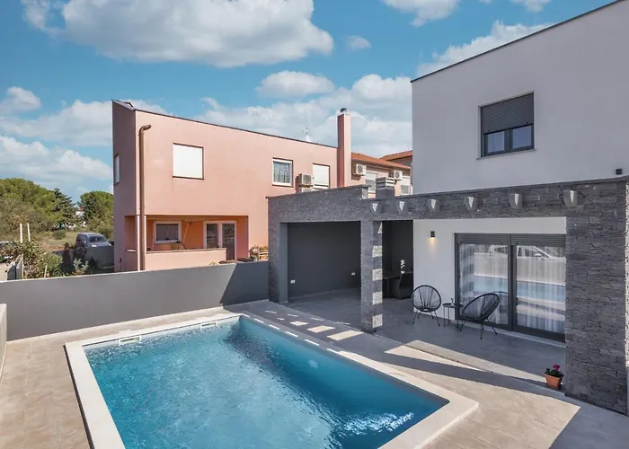 Modern Maeni With Private Pool In *