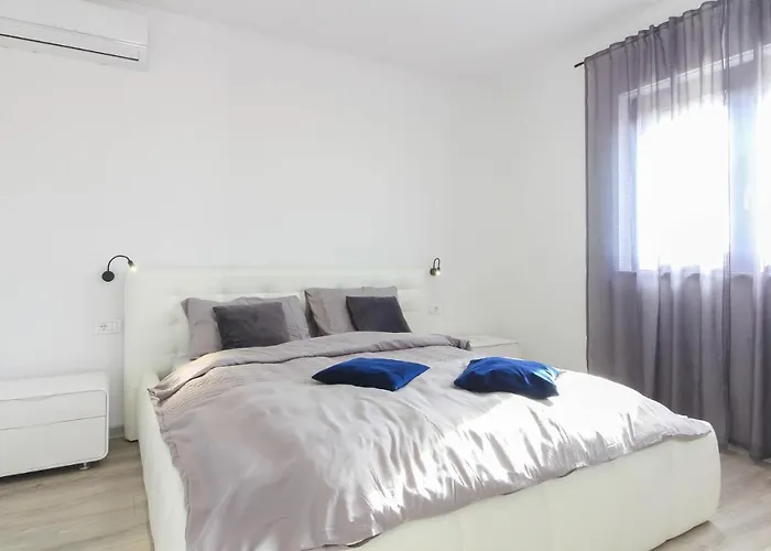 Modern Maeni With Private Pool In *