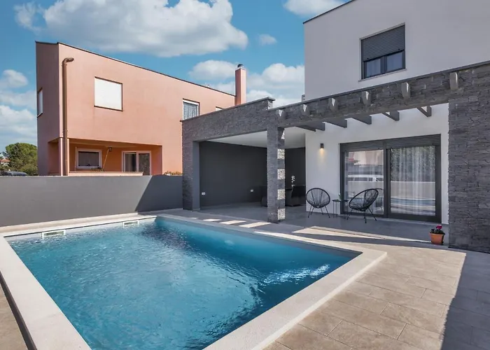 Modern Maeni With Private Pool In Pula