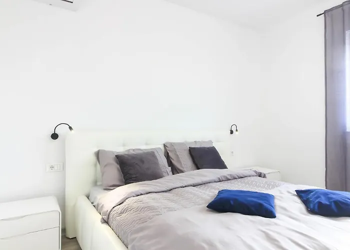 Modern Maeni With Private Pool In Pula