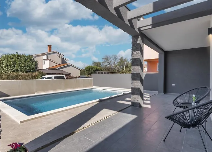 Modern Maeni With Private Pool In Villa