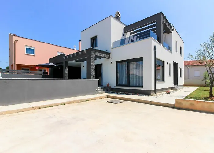 Modern Maeni With Private Pool In Villa Pula