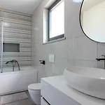Modern Maeni With Private Pool In Pula