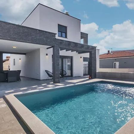 Modern Maeni With Private Pool In * Pula