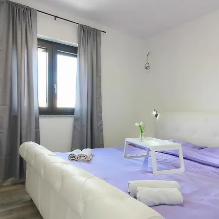 Villa Modern Maeni With Private Pool In