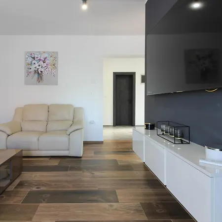 Modern Maeni With Private Pool In Villa Pula