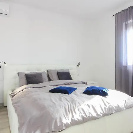 Modern Maeni With Private Pool In *