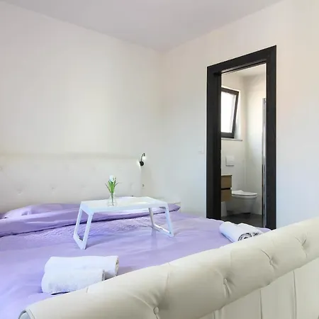 Modern Maeni With Private Pool In * Pula