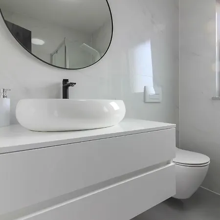 Villa Modern Maeni With Private Pool In