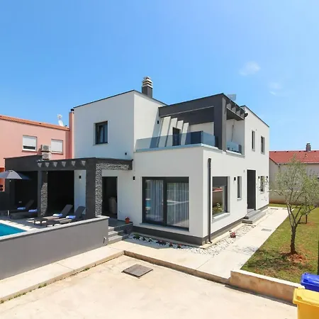 Modern Maeni With Private Pool In Villa Pula