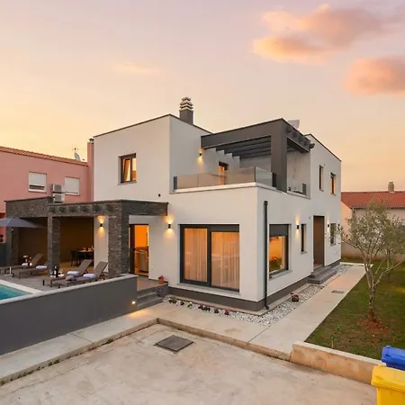 Modern Maeni With Private Pool In Villa