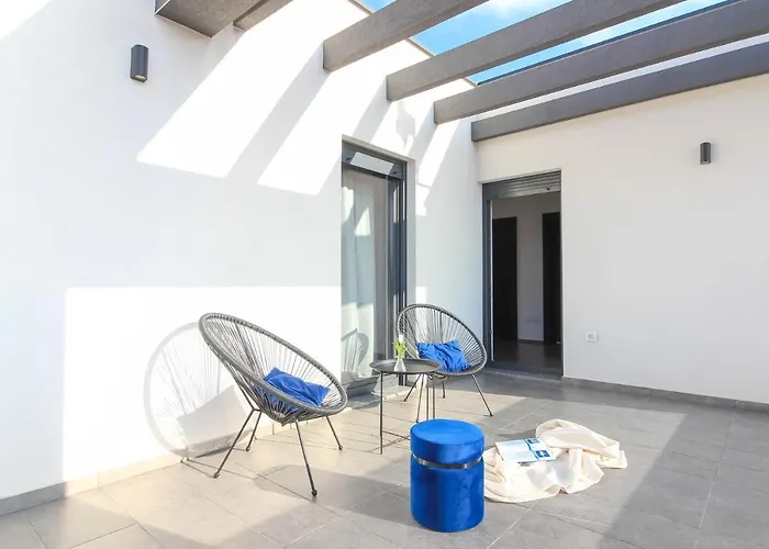 Modern Maeni With Private Pool In