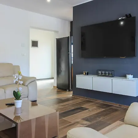 Modern Maeni With Private Pool In Vila *