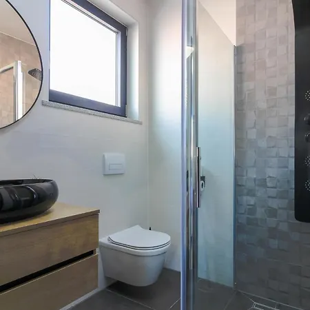 Modern Maeni With Private Pool In Vila *