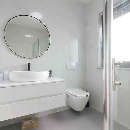 Modern Maeni With Private Pool In Vila