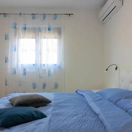 Modern Maeni With Private Pool In Vila