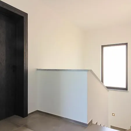Modern Maeni With Private Pool In Vila *