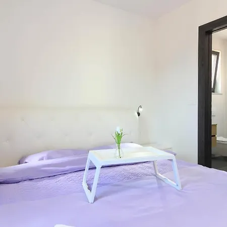 Modern Maeni With Private Pool In Vila