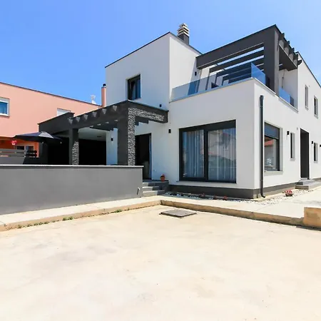 Modern Maeni With Private Pool In Willa Pula