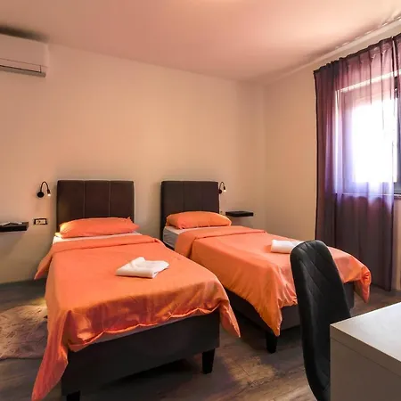 Modern Maeni With Private Pool In * Pula