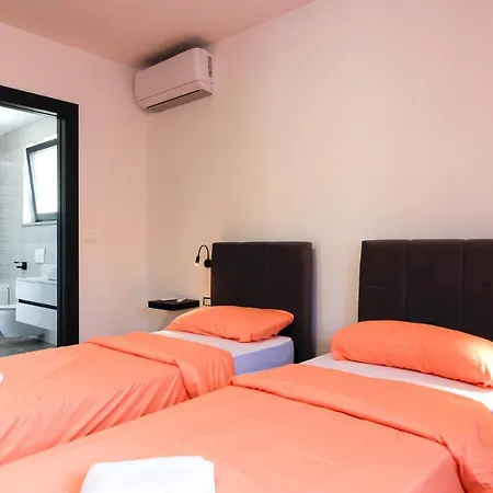 Modern Maeni With Private Pool In