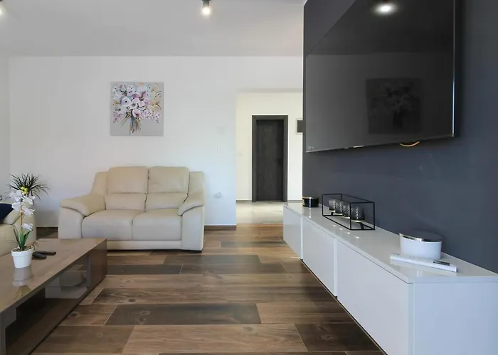 Modern Maeni With Private Pool In Willa Pula