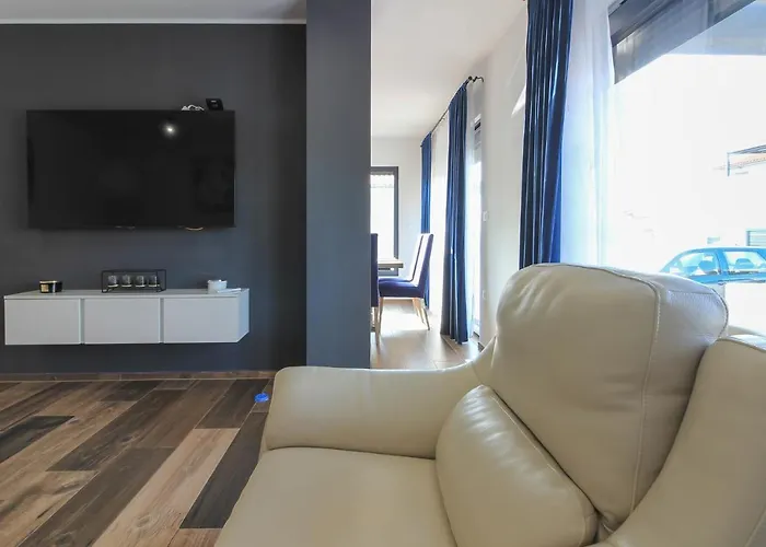 Modern Maeni With Private Pool In