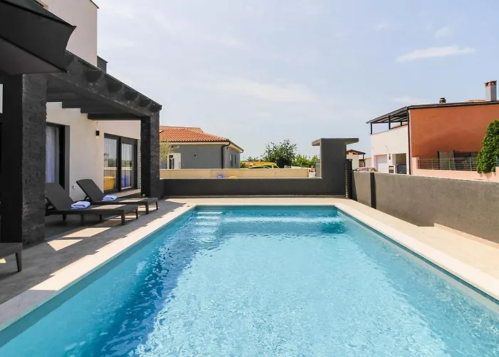 Willa Modern Maeni With Private Pool In *
