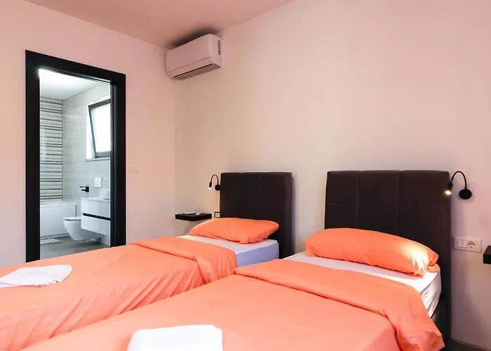 Modern Maeni With Private Pool In