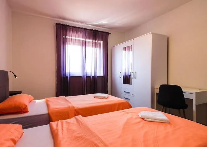 Modern Maeni With Private Pool In Pula