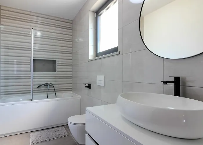 Modern Maeni With Private Pool In Pula